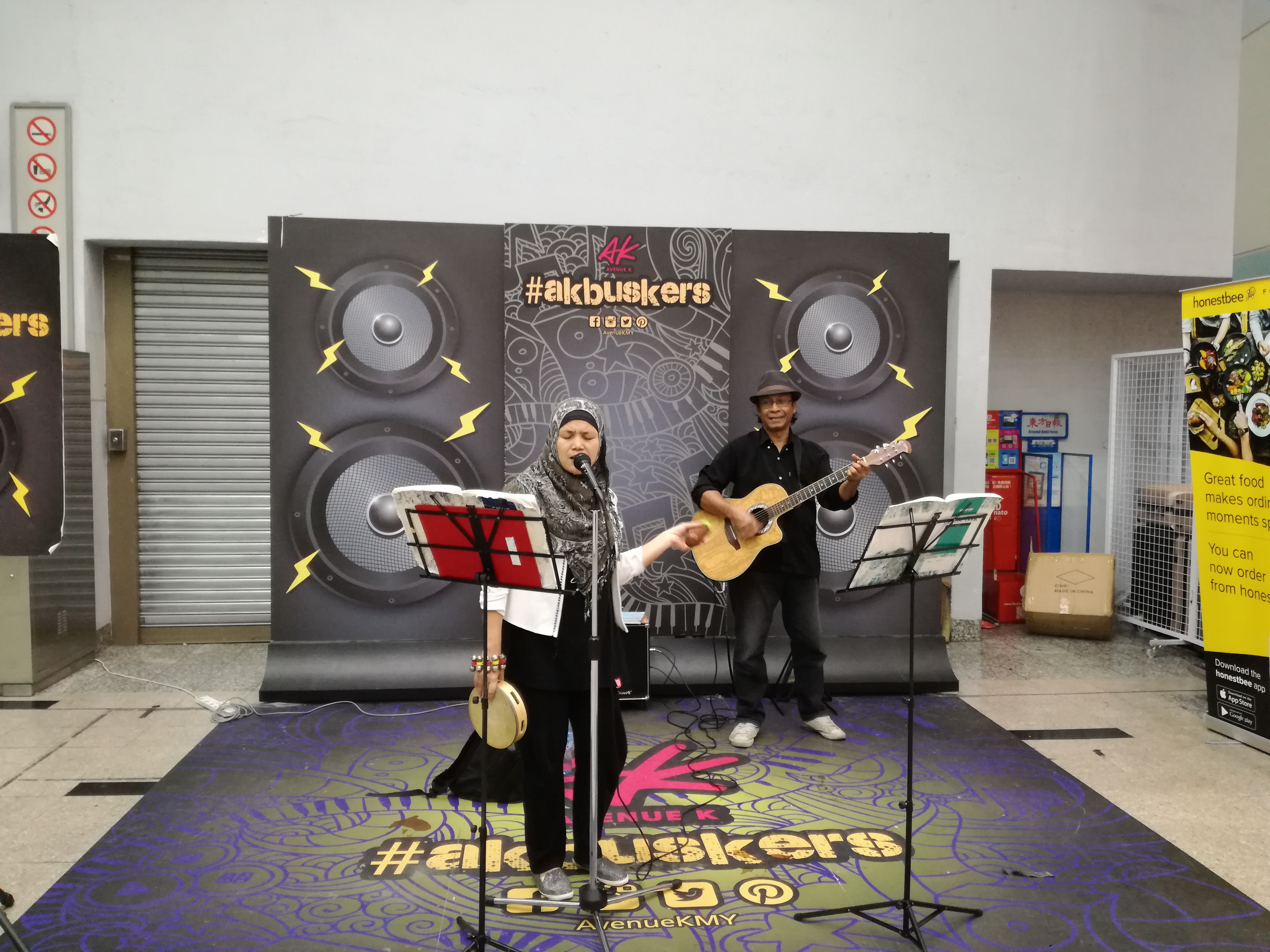 Rojak Daily/Shahridzuan Azali The Chor’s Buskers - the couple who made singing their daily routine.